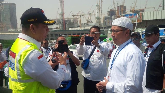 Menag saat berdialog dengan Koordinator Bus Shalawat, H. Herman di Terminal Syeb Amir